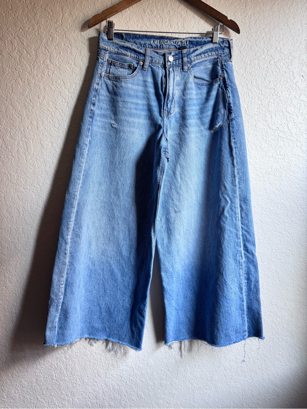 American Eagle Super High-Rise Ultra Wide-Leg Jeans Crop Raw Hem Light wash 6s